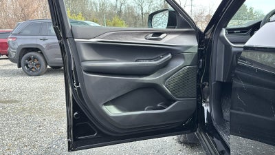 2026 Jeep Grand Cherokee L Laredo Altitude